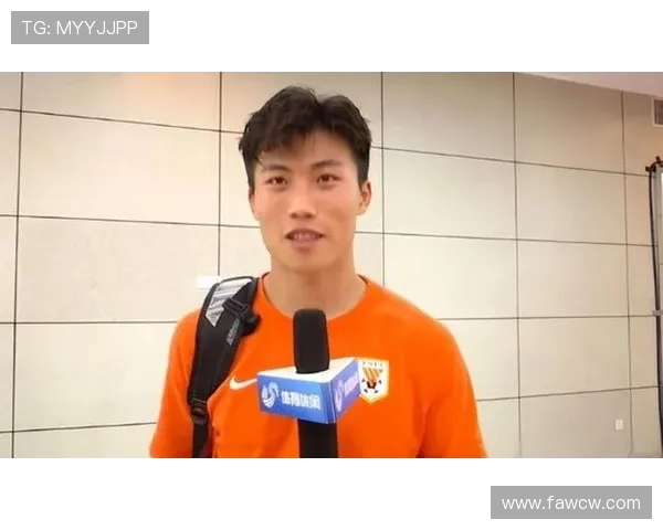 谢文能现身西班牙人基地与中国小球员共同训练展现国际化发展新风貌